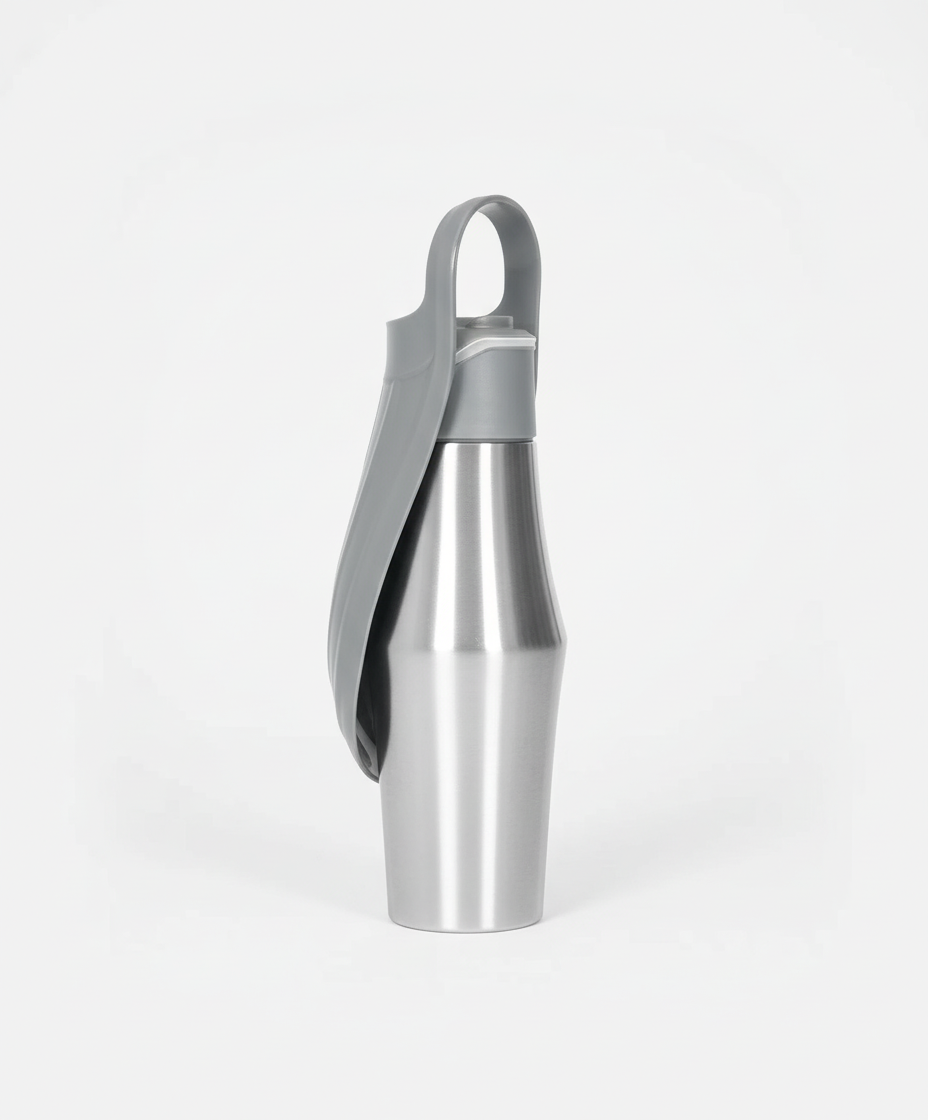 Zoom sur le bec verseur de la gourde inox pour chien, pratique en déplacement