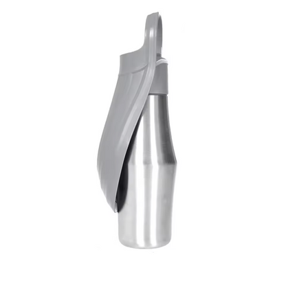 Zoom sur  la gourde inox pour chien, pratique en déplacement 
