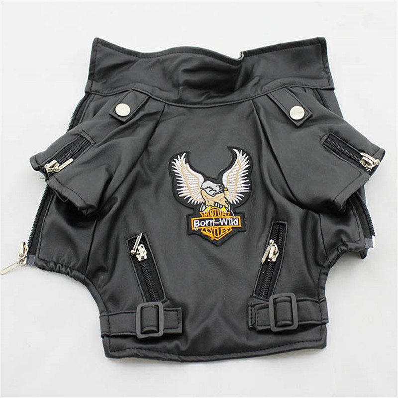 Détail de la fermeture et texture de la veste motard pour chien noir